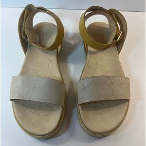 Clarks Botanic Ivy sandals women’s size 9 New yellow/tan ankle buckle